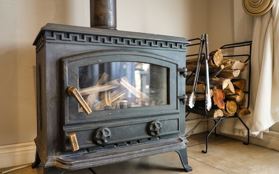 Cast Iron fire place (Wood 1 x per day between May & Aug)