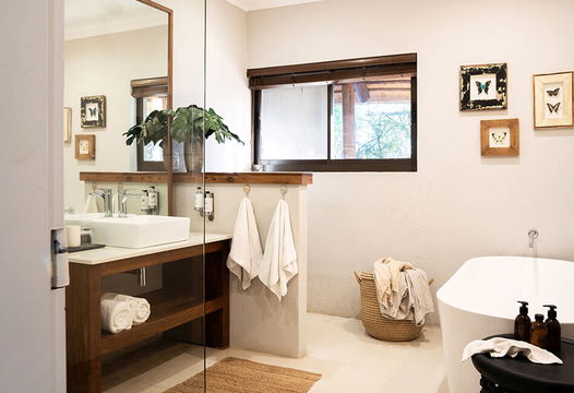 Simbavati Amani Lodge features stylish bathrooms with elegant bathtubs, natural accents, and a serene ambiance for relaxation.