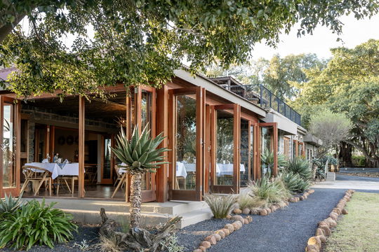 A stunningly well and modern designed array of suites. Cheetah Ridge, Nambiti Game Reserve, Western Cape. DCC Hotel Group