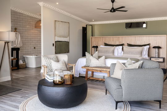Comfortable, fashionable suites for memory-making-moments. Cheetah Ridge, Nambiti Game Reserve, Western Cape. DCC Hotel Group