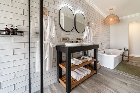 Bathrooms - Suites. Cheetah Ridge, Nambiti Game Reserve, Western Cape. DCC Hotel Group
