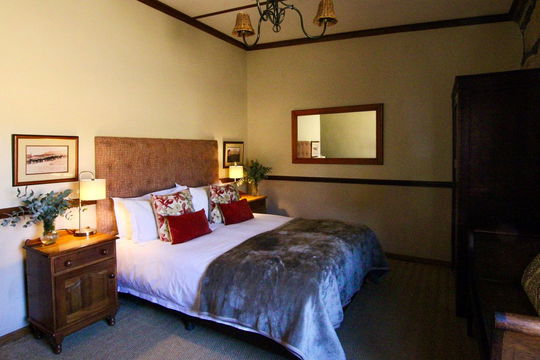 Experience the warmth of Moolmanshoek, where thoughtfully designed spaces and soothing surroundings offer a restful getaway in nature’s embrace.