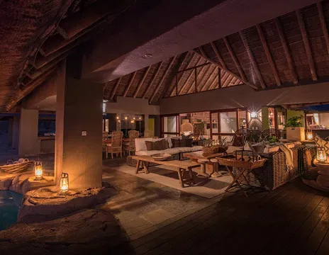 Simbavati River Sands offers a warm, intimate indoor space, where soft lighting and elegant furnishings create a relaxed evening ambiance.