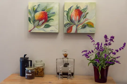 Discover Skeiding Guest Farm’s artistic charm, where cozy spaces adorned with fresh flowers and candlelight offer a calm and inspiring getaway.