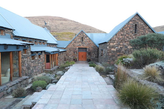 Escape to Tenahead Lodge & Spa, where stone pathways lead through a picturesque mountain retreat, blending cozy comfort with breathtaking natural beauty.