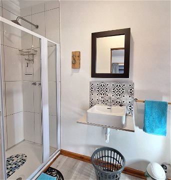 Unit 4 Apartment with Sea View Bathroom