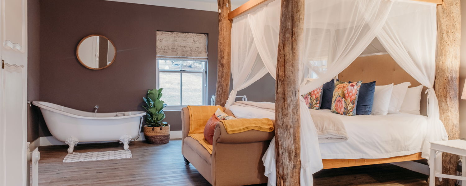 the Gate House cottage at White Water Farm with a King size 4 poster bedroom with Victorian bath