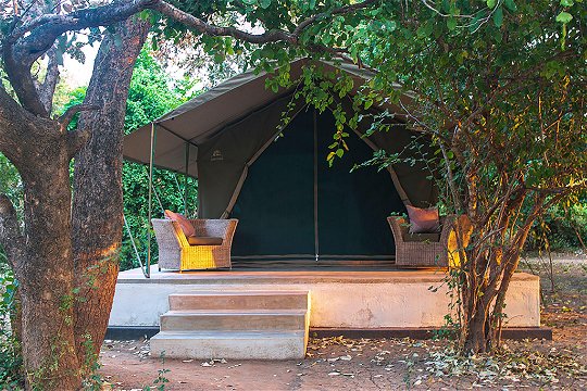 Ensuite tent of Msandile River Lodge Kakumbi