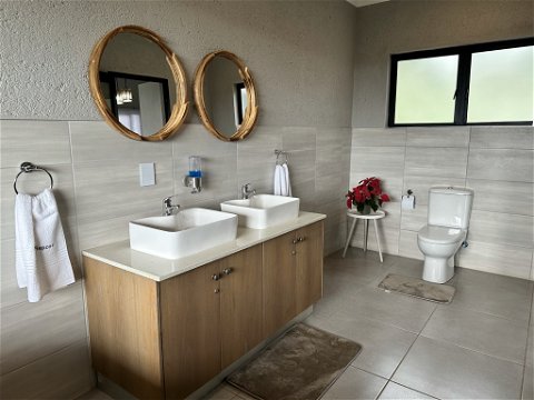 Bathroom Cottage 4