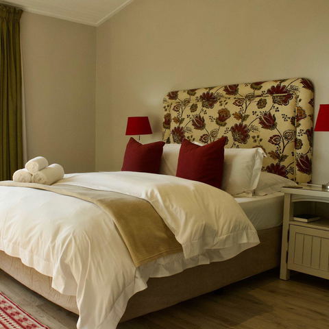 A Family room with queen size bed and two single beds. - 4 sleeper