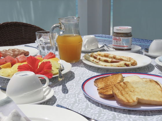 Imani Penthouse - Enjoy a leisurely breakfast in the palm-filtered breeze on the outdoor terrace.