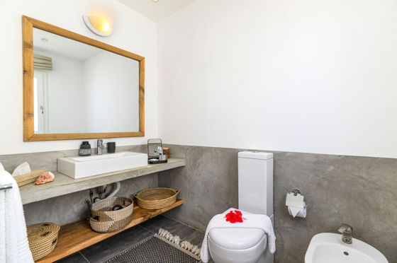 Private En-Suite Bathrooms – Both bathrooms feature a bidet, shower, hairdryer, and all the essential amenities you need for a comfortable and enjoyable stay.