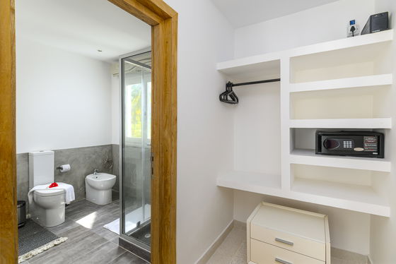 Imani Penthouse: Ensuite Bathroom equipped with walk-in shower, bidet and all the necessary amenities for a seamless and comfortable stay.