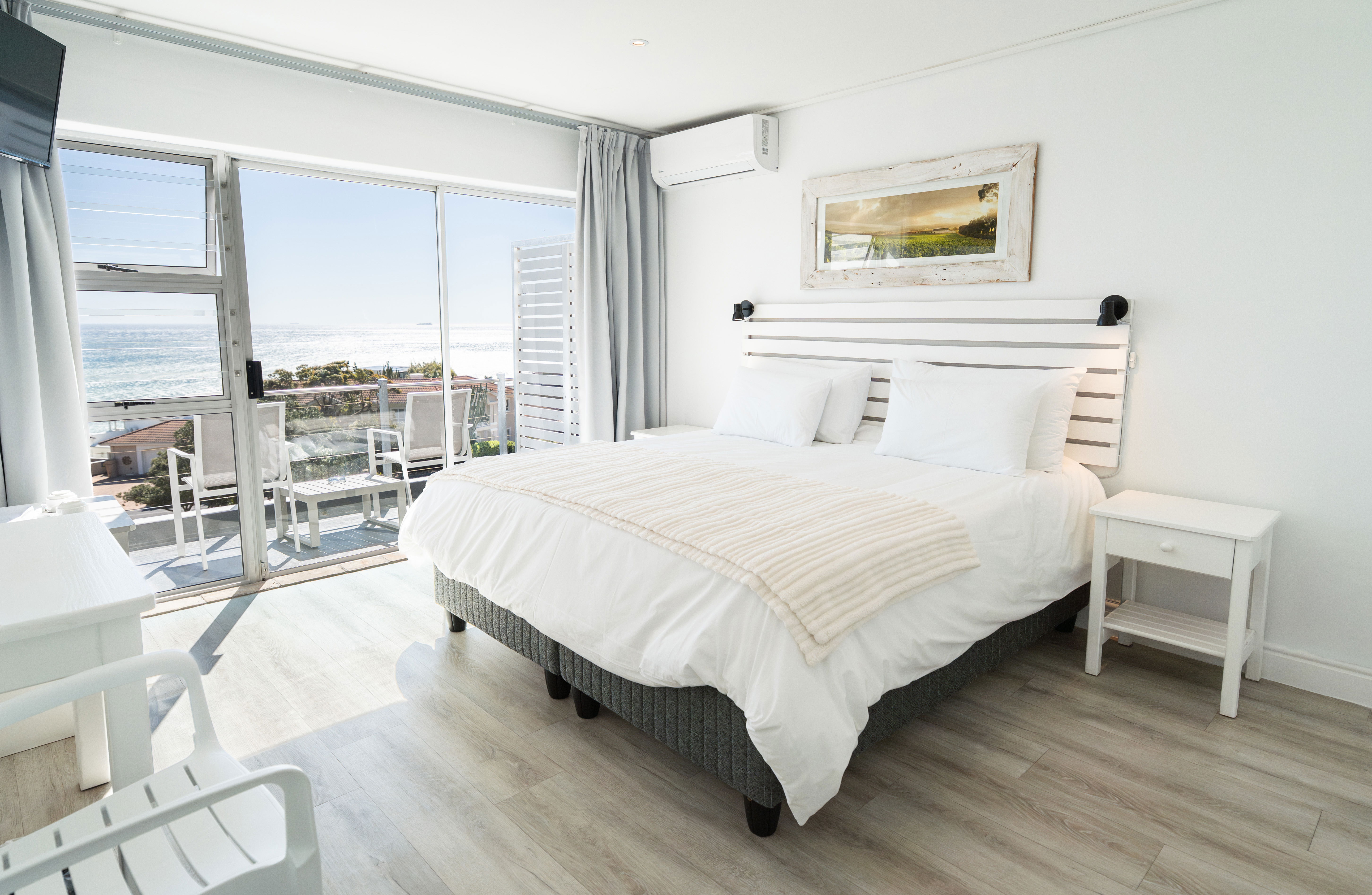Quiet, safe, and steps from Camps Bay beach