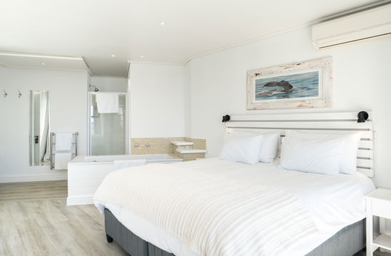 Twin Bed with view to the bath tub