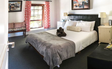 Standard room with Queen bed (adults only, no pets)