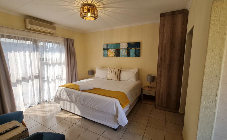 Bachelor room, ensuite shower bathroom, kitchen, fan, smart tv, Netflix Bachelor room, ensuite shower bathroom, kitchen, fan, smart tv, Netflix