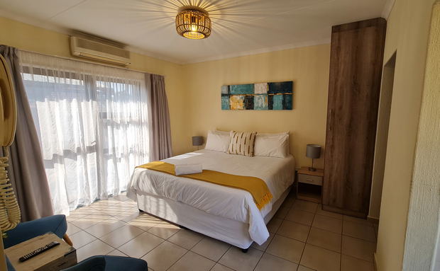Bachelor room, ensuite shower bathroom, kitchen, fan, smart tv, Netflix 