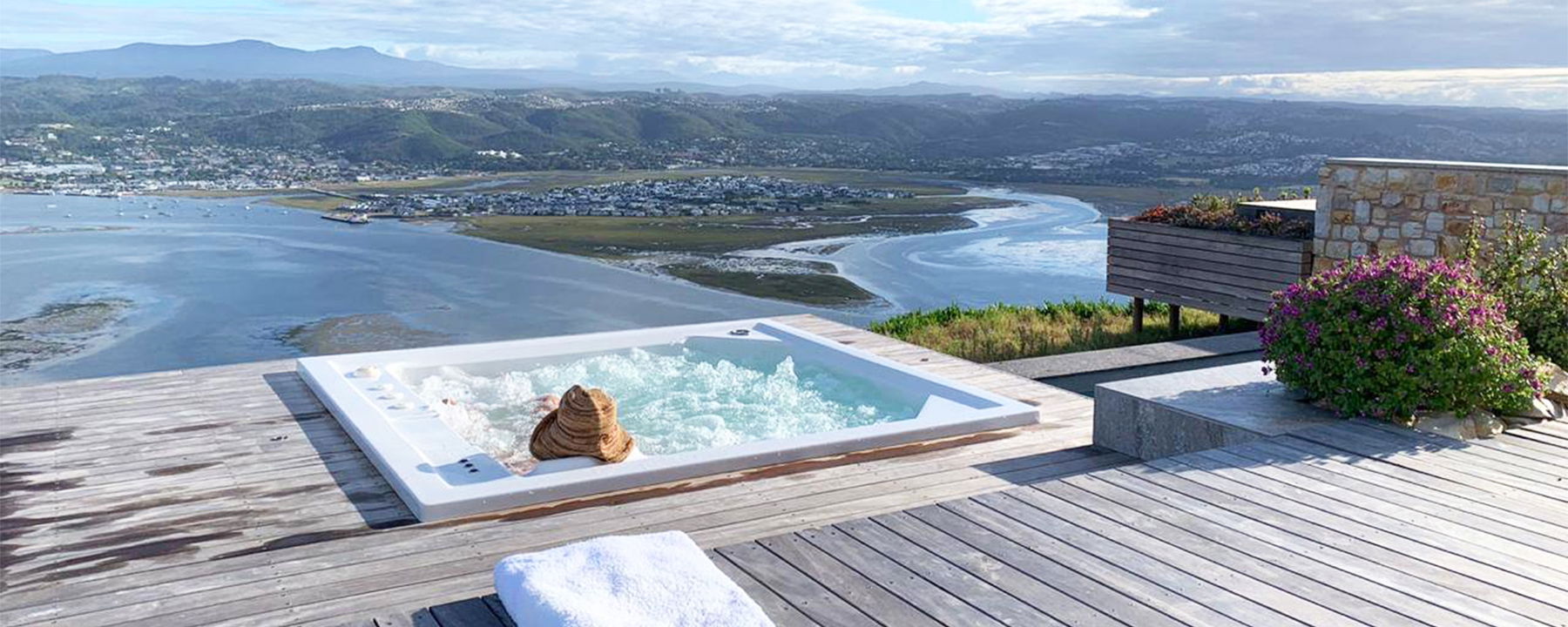 alkira-lodge-hot-tub-view