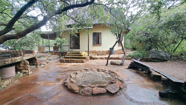 Kudu Cottage braai area & pit fire