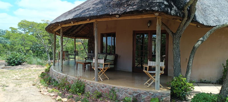 Duiker Cottage covered stoep with built in braai