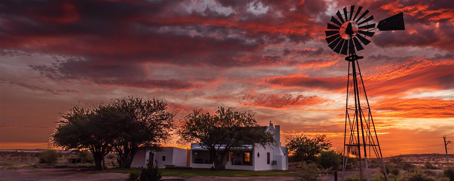 Die Roepman en Lynloper. Karoo. Windpomp. Sonsondergang. Verblyf. Beaufort-Wes