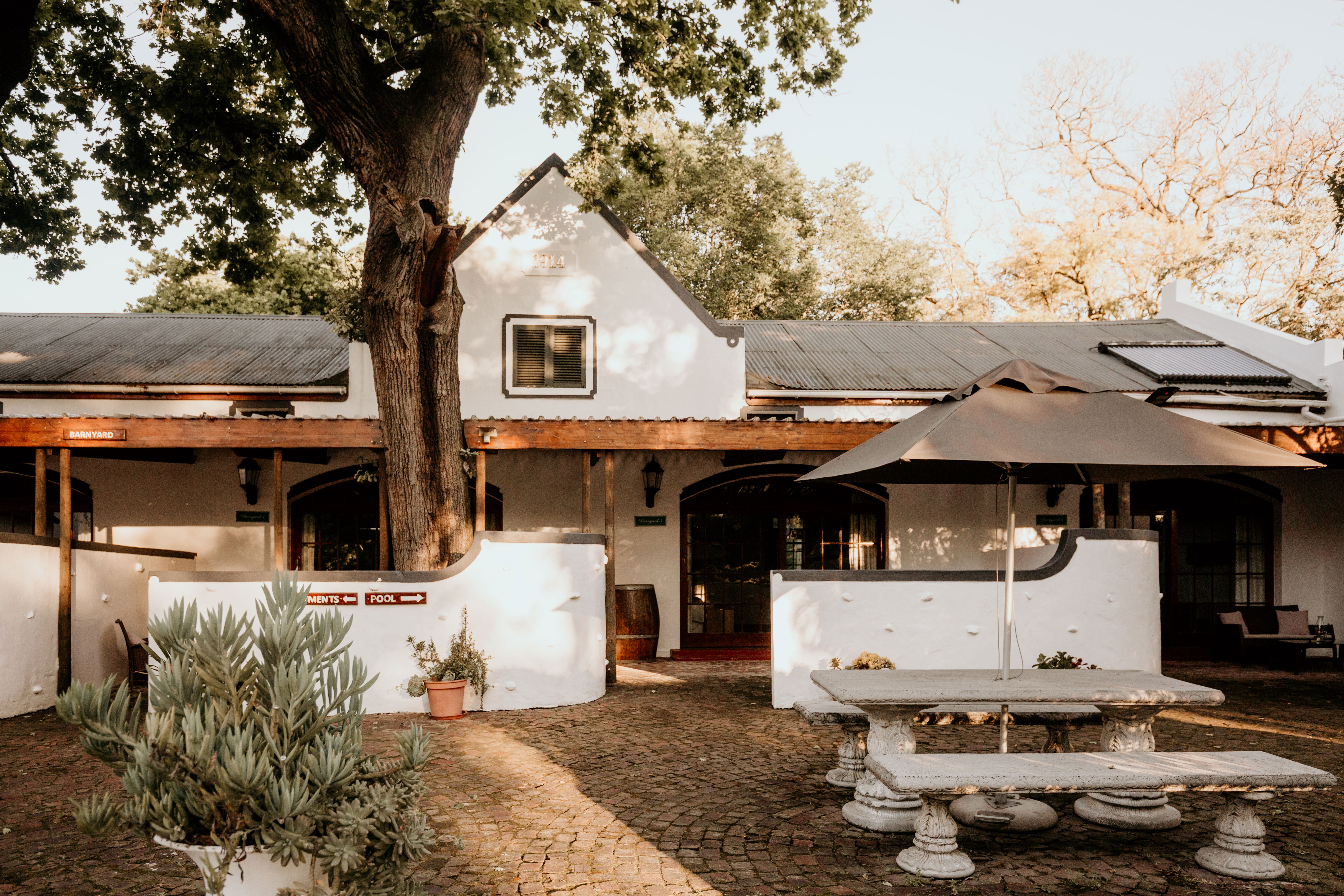 Heritage Barnyard Rooms - De Leeuwenhof Estate