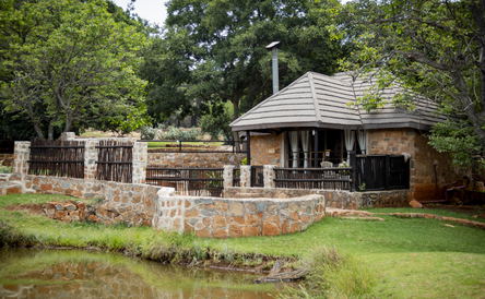 Golden Cottage | Sleeps 2 | Pet-Friendly | Fully Fenced