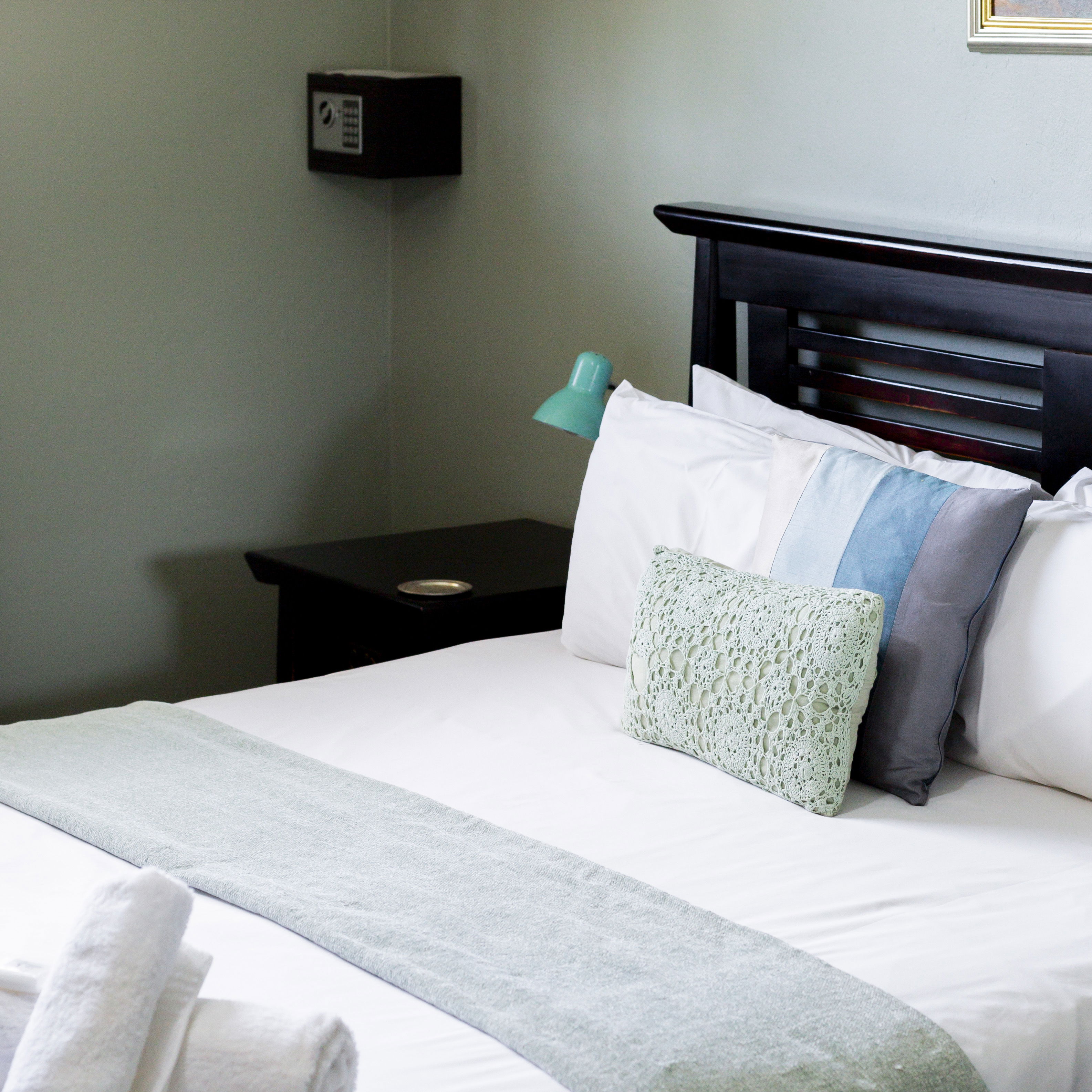 Flyinn Cottage - Sleeps 3 - Pet friendly fenced