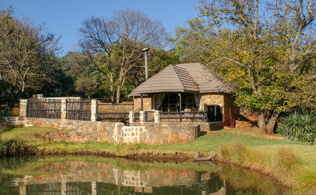 Golden Cottage - Sleeps 2 - Pet friendly fenced