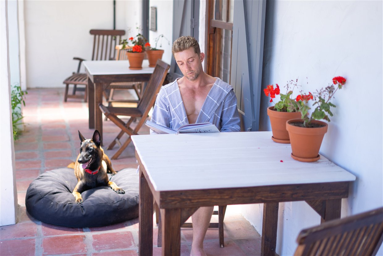 Zak on the chills on the stoep after breakfast and Meru watches the world go by. 