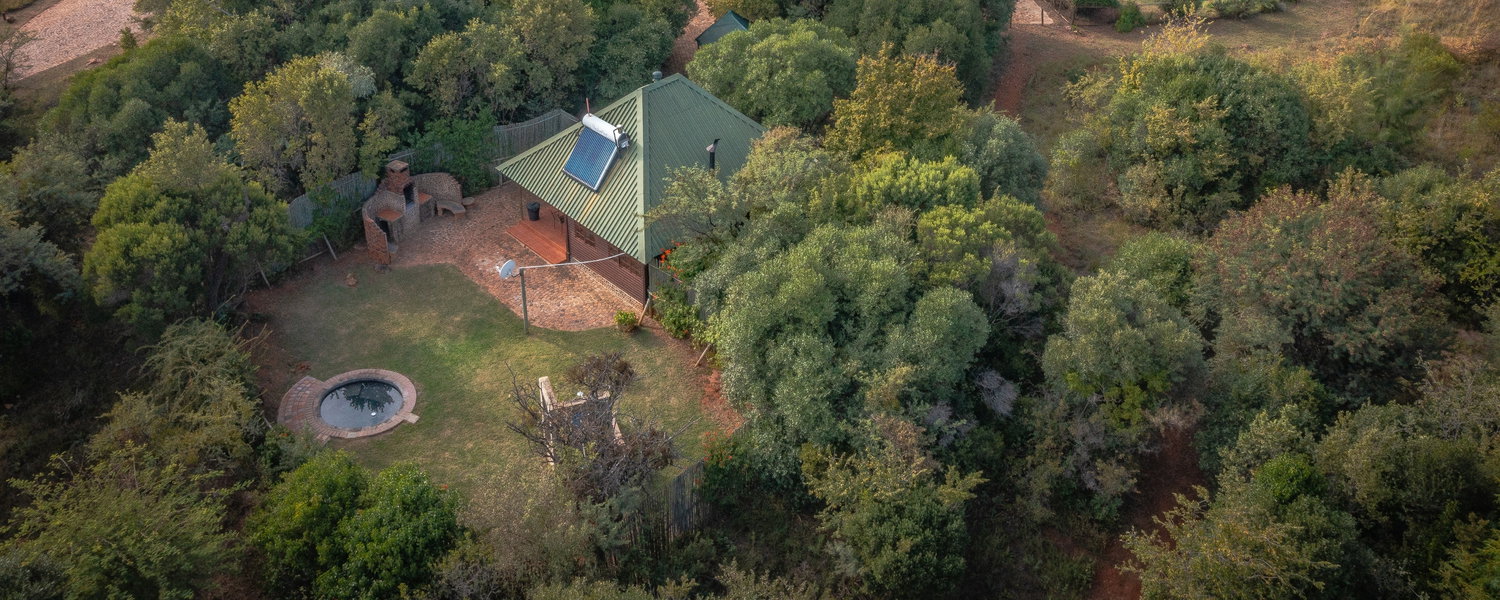 Fenced pet-friendly cottage in Magaliesburg Gauteng with private garden, dog-friendly space and farm setting ideal for multiple dogs and relaxed countryside stays