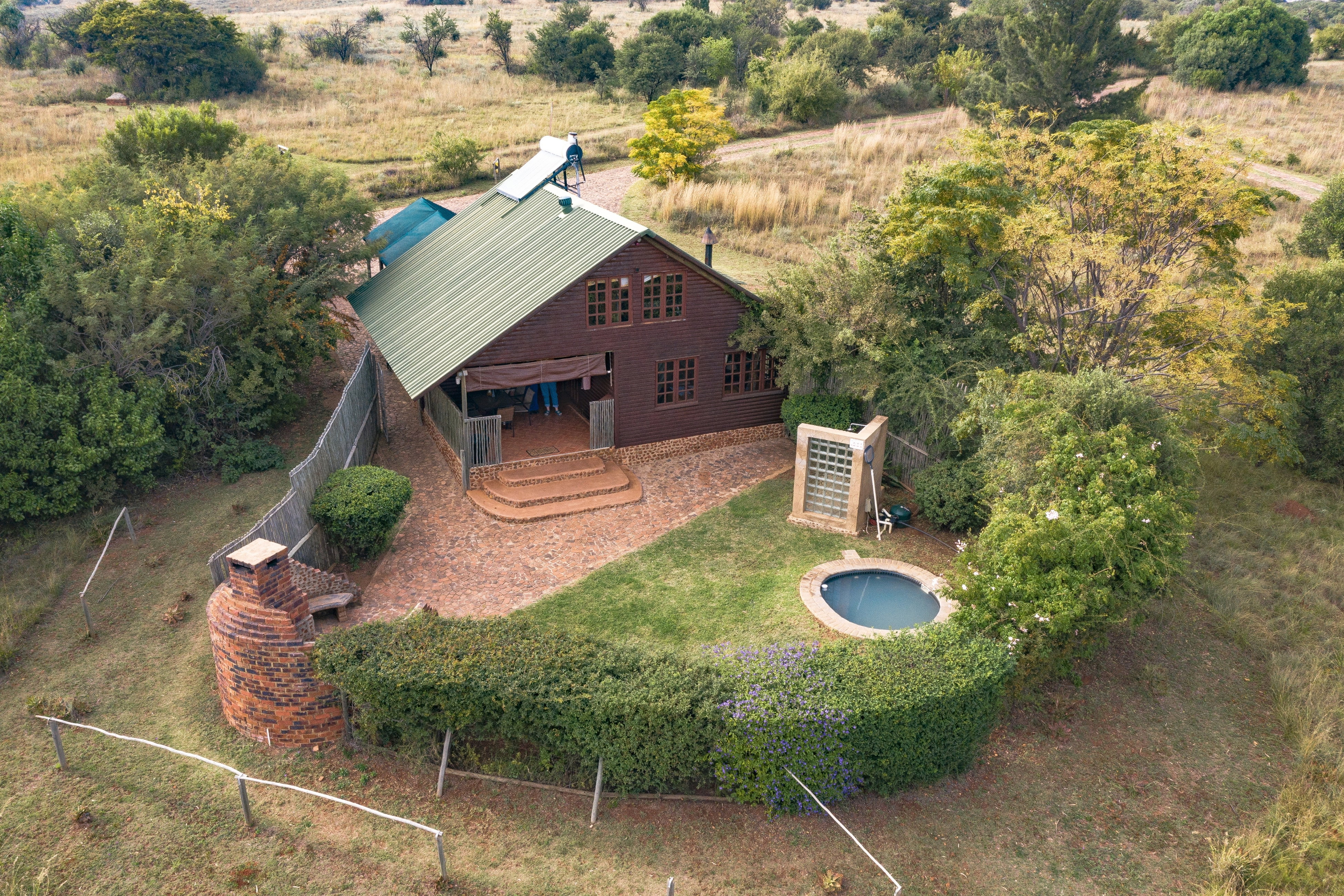 Fenced pet-friendly cottage in Magaliesburg Gauteng with private garden and off lead walking trails
