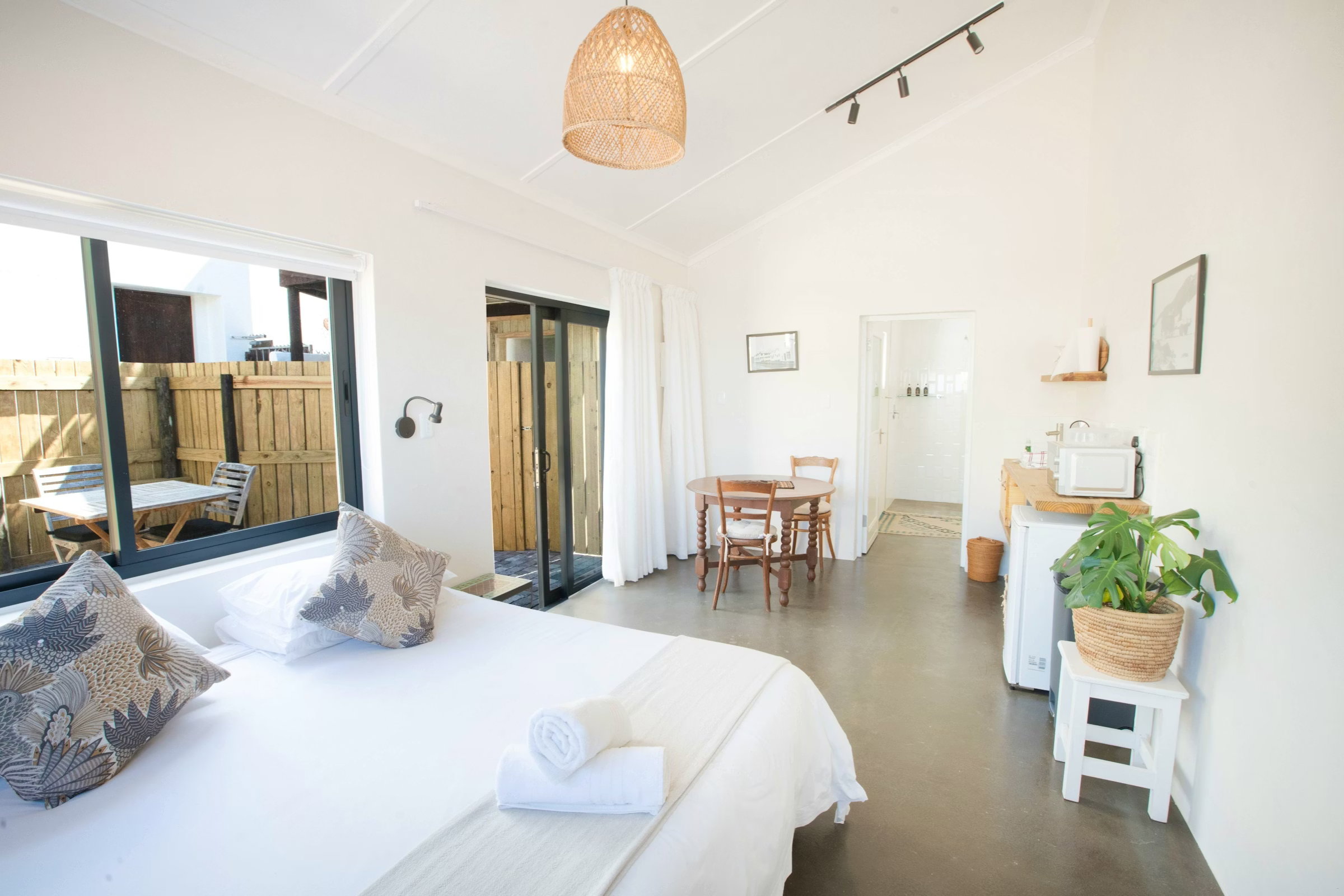 Fenced Beachfront Pet-Friendly Studio Accommodation in Jeffreys Bay_Eastern Cape