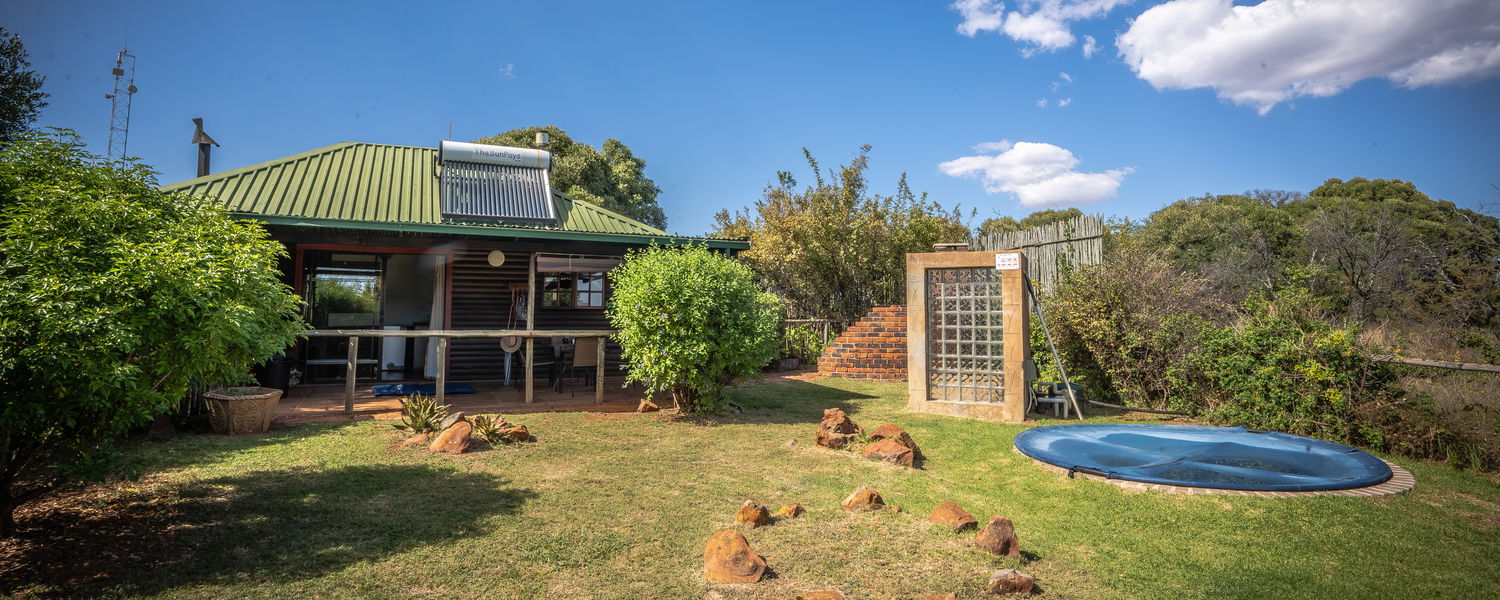 Fenced Pet-Friendly Getaway close to Johannesburg in a Self-Catering Cottage in Magaliesburg 