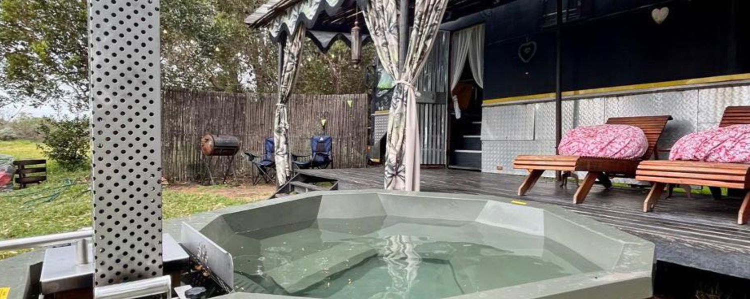 Pet-Friendly Self-Catering Stay in Stanford, Western Cape: The Black Eagle Bus with Hot Tub