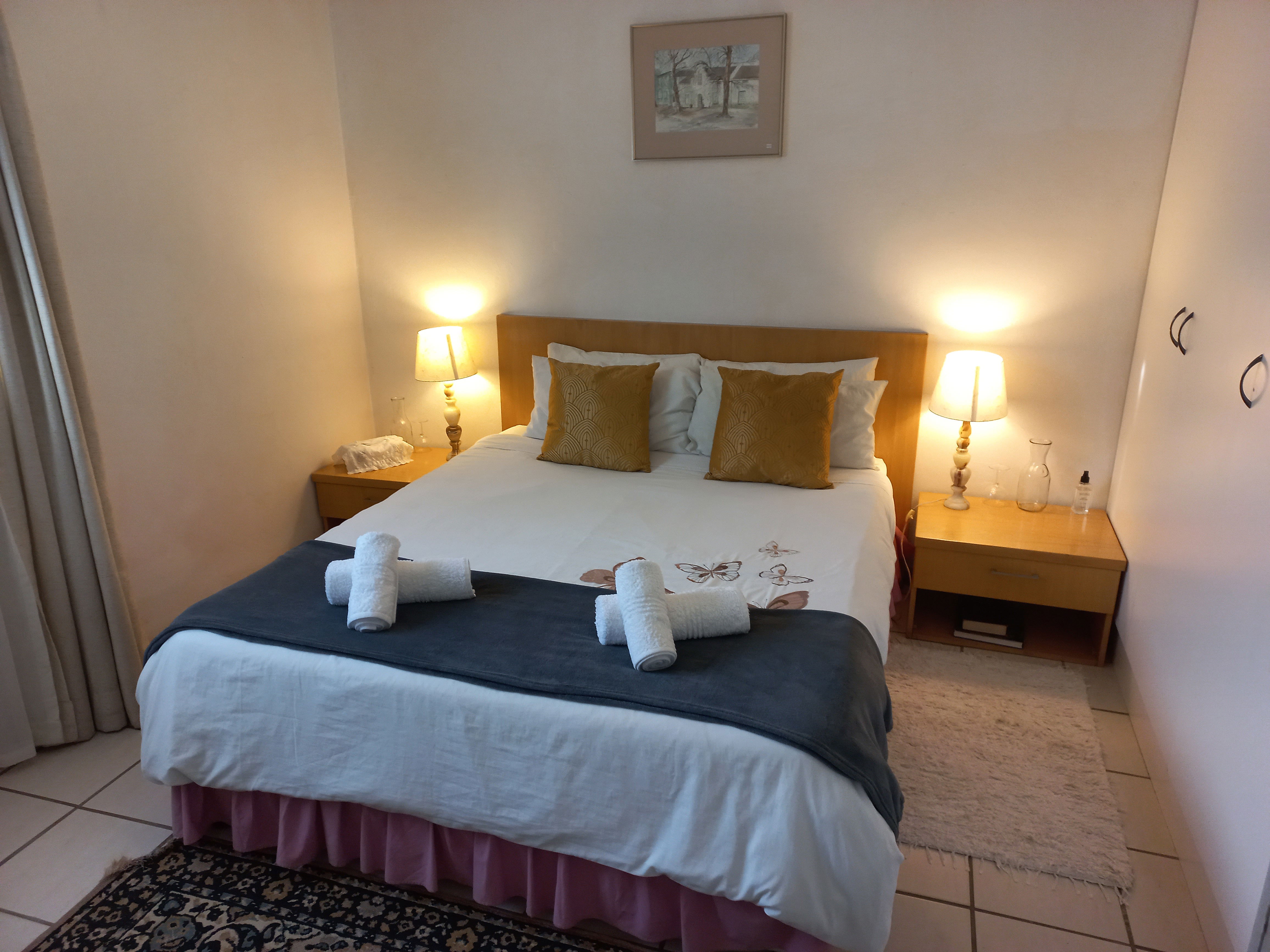 Queen bed & towels