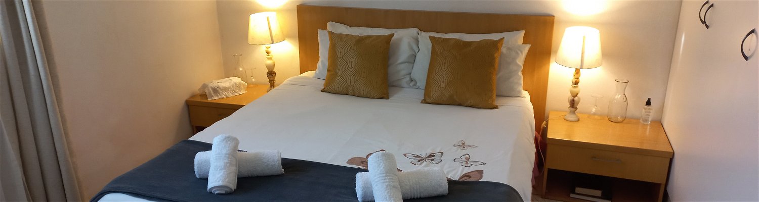 Queen bed & towels