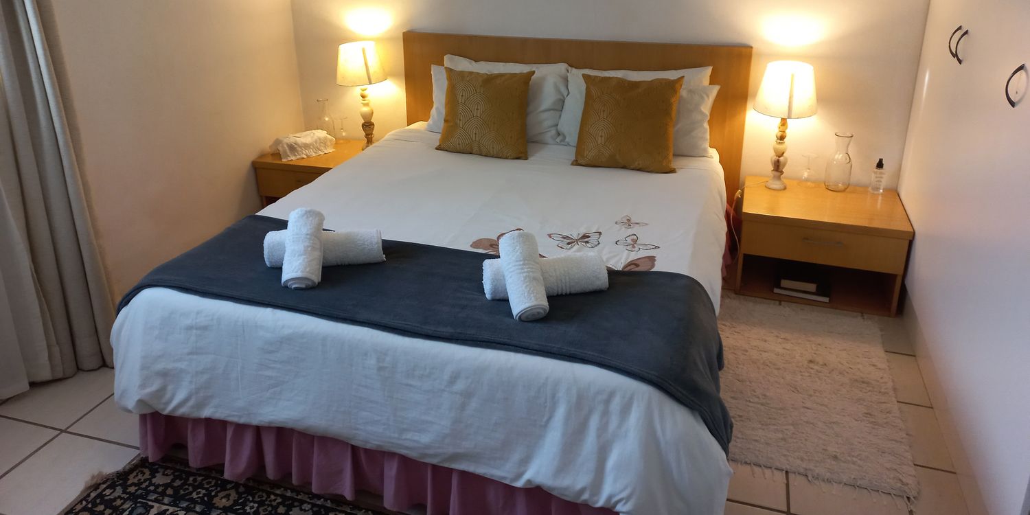 Queen bed & towels
