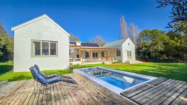Plumbago Cottage in Stanford
