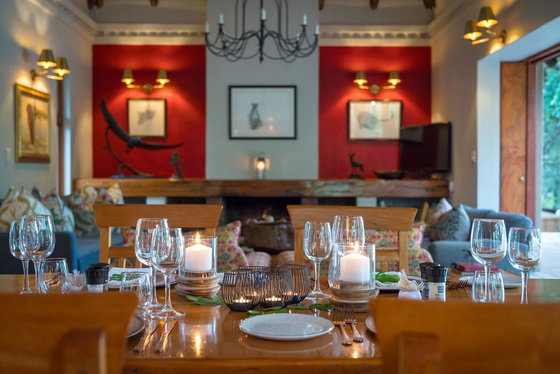 Boutique safari lodge, Shimungwe, dining/lounge area. Thornybush Game Reserve