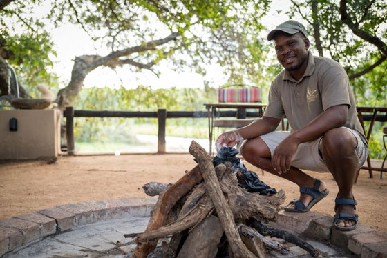 Getting the campfire ready. Shimungwe. Thornybush Game Reserve