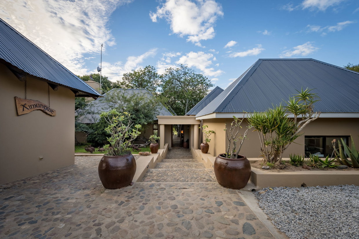 Entrance to Shimunwe Lodge, Thornybush Game Reserve