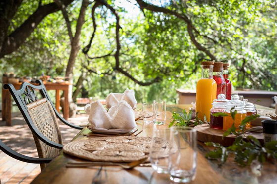 Oudoor al fresco dining at luxury safari lodge Shimungwe. Greater Kruger Oudoor al fresco dining at luxury safari lodge Shimungwe. Greater Kruger
