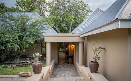 Entrance walkway into boutique safari lodge. Shimungwe. Greater Kruger.