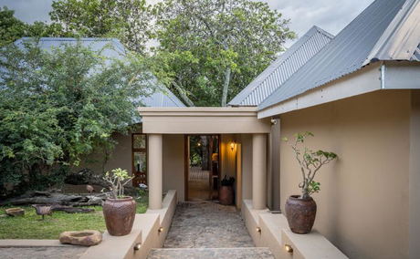 Entrance walkway into boutique safari lodge. Shimungwe. Greater Kruger. Entrance walkway into boutique safari lodge. Shimungwe. Greater Kruger.