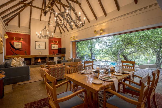 Lounge & Dining areas. Big five safari lodge in Thornybush Game Reserve