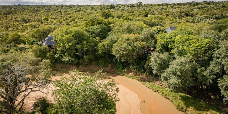 Shimungwe is nestled in the trees, on a riverbend, a landmark Hoedspruit safari lodges