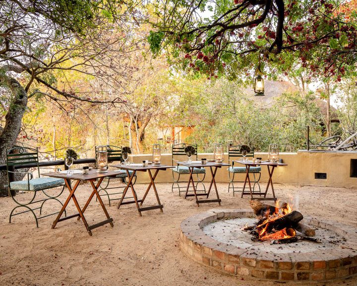 Dinner around the fire, Shimungwe Lodge, Thornybush Game Reserve