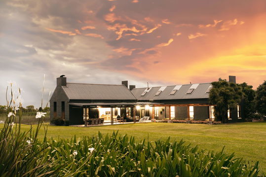 Rockwood Farmhouse, Karkloof, Accommodation for 8 adults